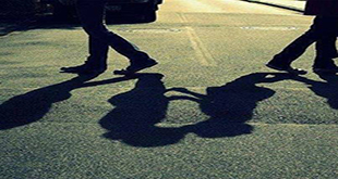 داشت شانه به شانه غریبه ای راه می آمد!